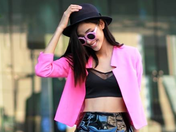 Hoang Thuy dien crop-top tu tin xuong pho Sai Gon hinh anh