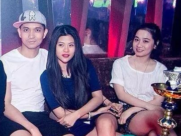Nghi an ca si Tim hen ho co gai la trong quan bar hinh anh