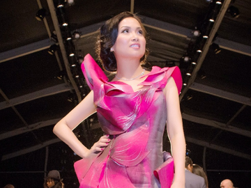 Em gai Cam Ly ngoi hang dau show Quynh Paris o New York hinh anh