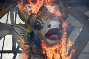 Dan Bali dot tuong quy Ogoh Ogoh khong lo trong le tang Vua Pemecutan hinh anh