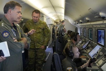 P-8A Poseidon cua My cham tran may bay phan luc Trung Quoc o Bien Dong hinh anh