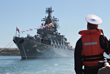 Nhieu nguoi dat vong hoa tiec thuong soai ham Moskva tai Sevastopol hinh anh
