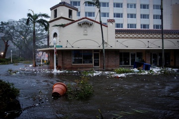 Oto troi noi, nha cua bi nhan chim sau con bao lich su o Florida hinh anh