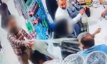 2 phu nu Iran bi do sua chua len dau, roi bi bat vi khong che toc hinh anh