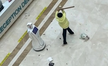 Nguoi phu nu Trung Quoc danh dap robot le tan o benh vien hinh anh