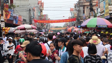 Cho Xuan Lieu De tap nap nguoi di mua de cau may hinh anh