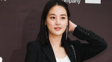 Dam cuoi thanh vien cung nhom, ban gai G-Dragon noi bat lan at co dau hinh anh