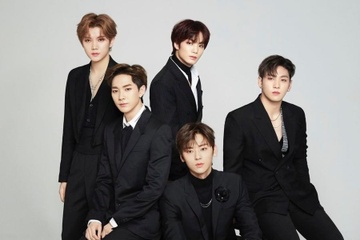 Nhom nhac my nam Nu'EST toi Viet Nam bieu dien cung Gil Le hinh anh
