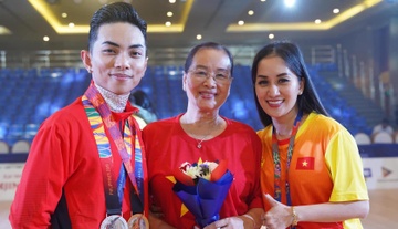 Khoanh khac Chi Anh trao thuong cho Phan Hien, chuc mung Khanh Thi hinh anh