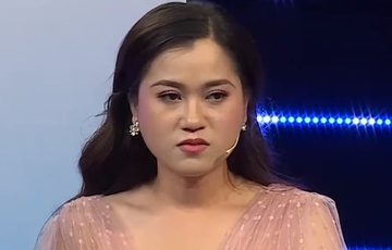 Tum ao, hat thuc an vao dong nghiep o game show Viet hinh anh