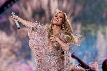 Jennifer Lopez thay 4 trang phuc trong su kien am nhac hinh anh