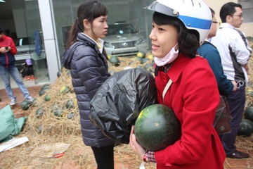 Dua hau tu thien gia 5.000 dong/kg, hang nhieu van kho mua hinh anh