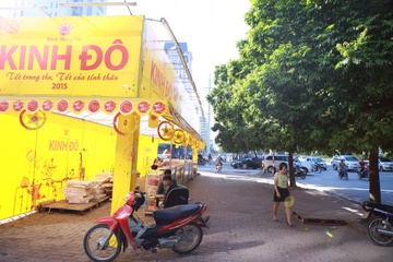 Mac lenh cam, banh trung thu van tran ra via he hinh anh