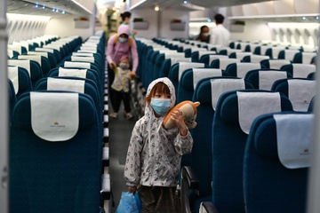 Phu huynh o TP.HCM mong cho con som duoc tiem vaccine hinh anh