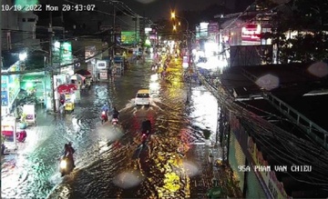 TP.HCM mua trang troi, nhieu noi bi ngap hinh anh