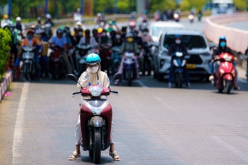Nguoi dan TP.HCM trong dot nang nong 36 do C hinh anh