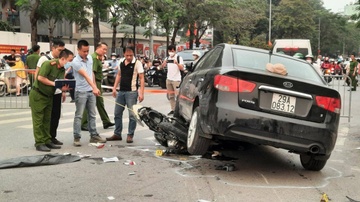 Nan nhan ke lai giay phut bi oto tong lien hoan o duong Vo Chi Cong hinh anh