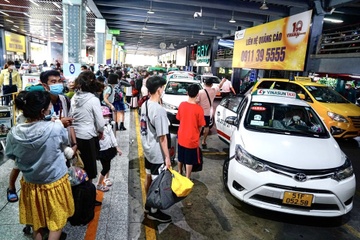 Ra soat ly lich lai xe cua 2 hang taxi doi gia cuoc tai Tan Son Nhat hinh anh