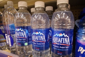 Aquafina duoc lam tu nuoc may, nguoi dung co nham? hinh anh