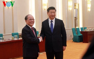 Chu tich Quoc hoi Nguyen Sinh Hung hoi kien ong Tap Can Binh hinh anh