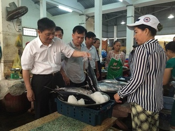 Da Nang: Nguoi dan mua sach 4 tan hai san trong buoi sang hinh anh
