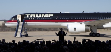 Ben trong chuyen co 100 trieu USD cua Donald Trump hinh anh