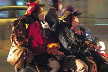 Dong nguoi linh kinh do dac ve mien Tay an Tet hinh anh