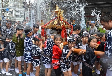 Doi hang loat le hoi tai Nhat Ban vi nang nong hinh anh