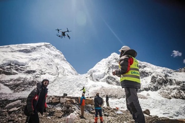Dung drone don hon 280 kg rac tren dinh Everest hinh anh