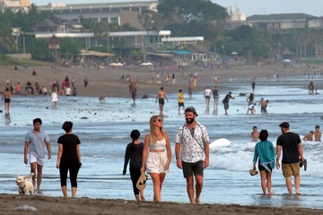 Dân Bali chán ngán khách du lịch