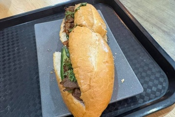 O banh mi 208.000 dong o san bay Noi Bai: Dat hay chat chem? hinh anh