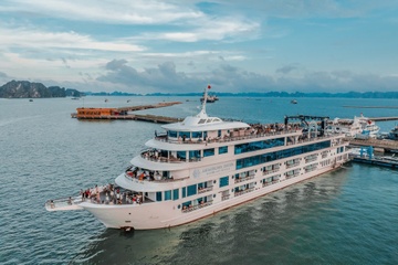 Hai du thuyen Ha Long xin loi vi ban phao hoa sau vu lat tau hinh anh