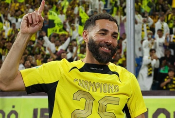 Benzema vo dich SPL truoc Ronaldo hinh anh