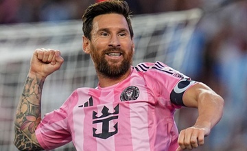 Cú đúp đưa Messi vào lịch sử