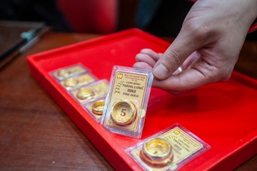 Gia vang trong nuoc dong loat giam hinh anh