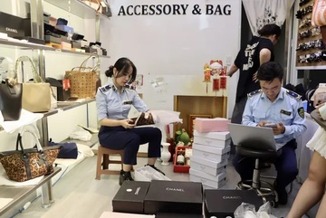 Phat nang 2 shop ban Hermes, Chanel dom hinh anh