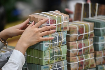 Ngan hang tu nhan dau tien cong bo loi nhuan nua nam hinh anh