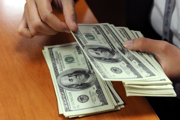 Mot ngan hang ban USD o muc gia kich tran hinh anh