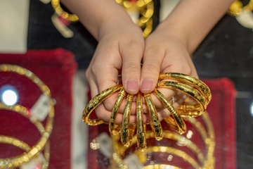 Gia vang trong nuoc rot tham hinh anh