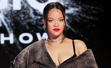 Rihanna bi nguoi dan ong la tim den tan nha cau hon hinh anh