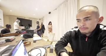 Vợ Kanye West mặc như khỏa thân tại buổi livestream