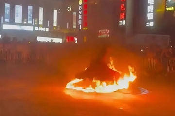 Vũ công Trung Quốc bị bỏng khi múa 'váy lửa'
