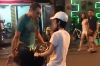 Clip ong Tay bat co gai dat xe tren pho di bo hinh anh