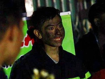 Khoanh khac dep cua chang cuu hoa tre lay dong dan mang hinh anh