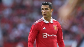 Di san cua Ronaldo khong bi vay ban neu roi MU hinh anh