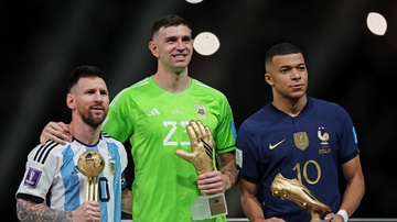 Trung ve Phap noi gian khi Mbappe bi Martinez che nhao hinh anh