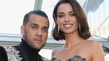 Vo Dani Alves bi tan cong tren mang xa hoi hinh anh