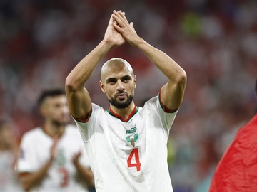 Nguoi hung tuyen Morocco tu bo tien tui de da cho Barca hinh anh