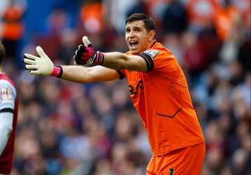 Emiliano Martinez dang tra gia hinh anh