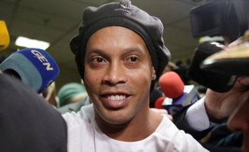 Thu nhap it oi cua Ronaldinho khi du giai do Pique to chuc hinh anh